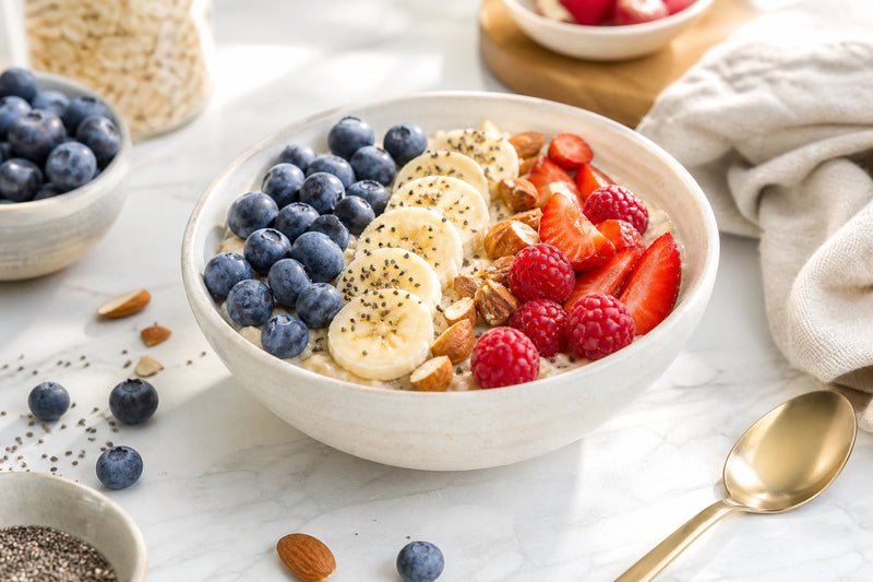 Heart-healthy breakfast bowl with oats and berries